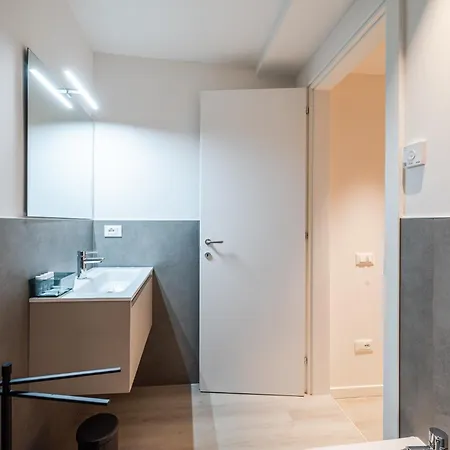 Vittoria Apt Luxury E Design In Duomo * ברשה